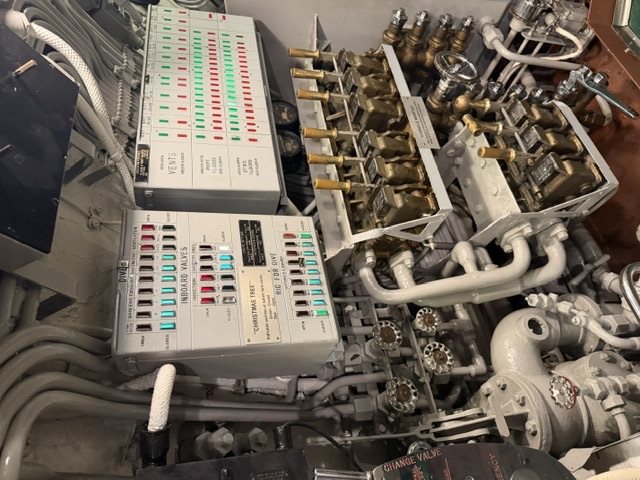DIVING WATERTIGHT INTEGRITY INDICATOR OPEN CLOSED INBOARD VALVES INDUCTION ENGINE AIR "CHRISTMAS TREE" Indicates position of valves and vents Open Closed RIG FOR DIVE VENTS CHANGE VALVE EMERGENCY